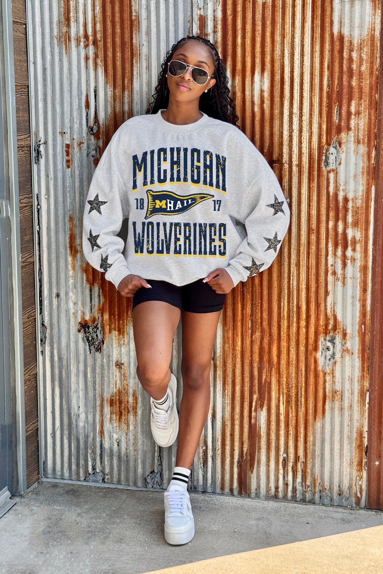 MICHIGAN WOLVERINES PENNANT PRIDE EMBELLISHED STAR SLEEVE CREWNECK PULLOVER