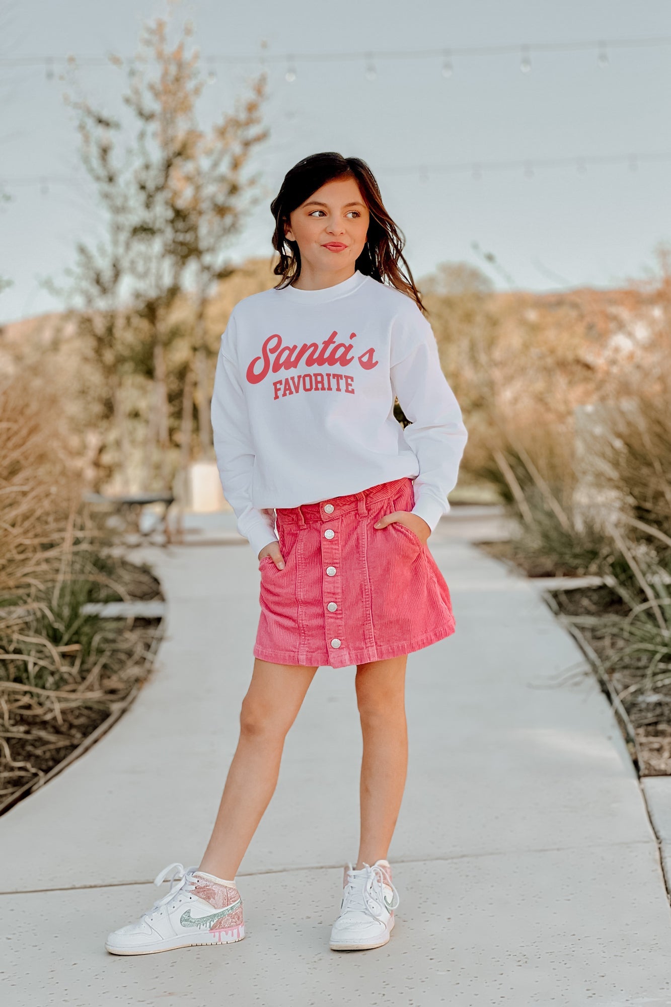 SANTA'S FAVORITE KIDS CREW SWEATSHIRT IN WHITE